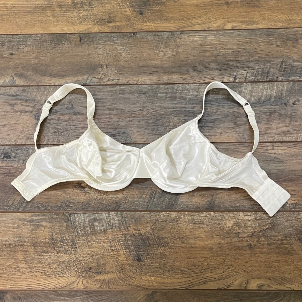 Victorias Secret Second Skin Satin Underwire Bra Ivory Cream 36DD Romantic